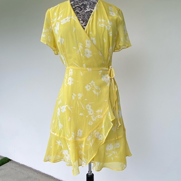 All In Favor Yellow Floral Wrap Dress size medium - Picture 1 of 4